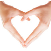 zdjęcie przedstawia ręce ułożone w kształt serca